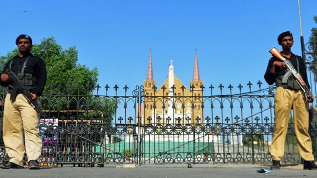 پاکستان میں شدت پسندی کے واقعات کے بعد سکیورٹی ہائی الرٹ کر دی جاتی ہے۔ پشاور دھماکوں کے بعد کراچی کے ایک چرچ کے باہر پولیس اہلکار پہرہ دے رہے ہیں۔