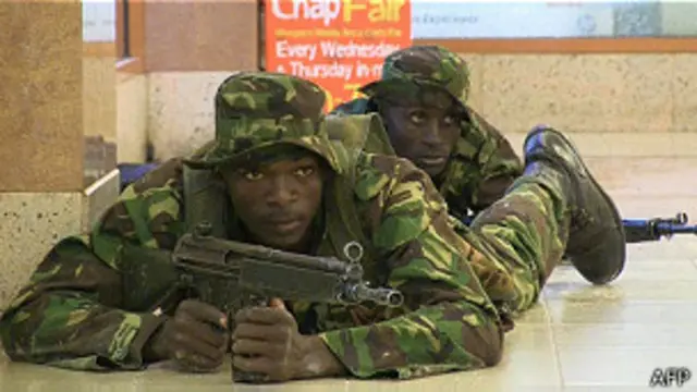 کینیا کی فوج کے جوانوں کی بڑی تعداد شاپنگ سنٹر کے اندر اور اردگرد موجود ہے