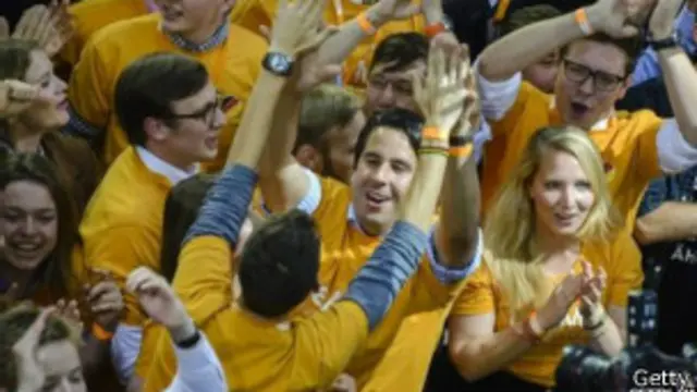 基督教民主聯盟的支持者為可能的勝利歡呼