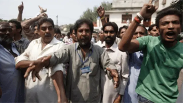 مشتعل ہجوم نے ایمرجنسی وارڈ میں توڑپھوڑ بھی کی اور دروازوں اور کھڑکیوں کے شیشوں کو توڑ ڈالا