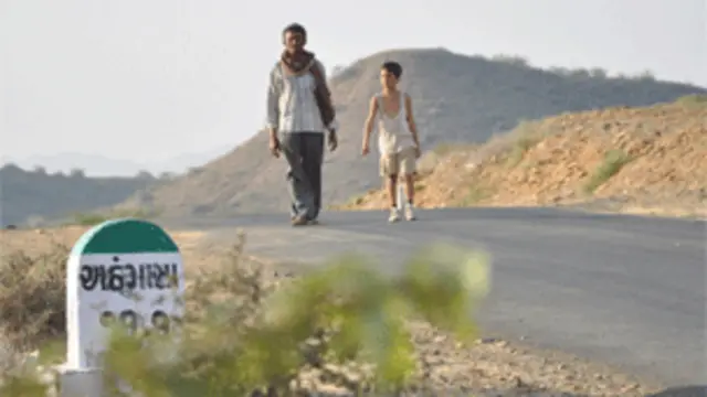 فلم میں صحرا سے گزرنے والی ہائی وے پر ہونے والے تین متوازی واقعات کو کہانی کا اہم پہلو بنایا گیا ہے