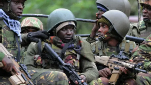 کېنيايي پوځيان د نيروبي وېسټ ګېټ پلورنځی ودانۍ دننه د وسله والو مقابله کې دي