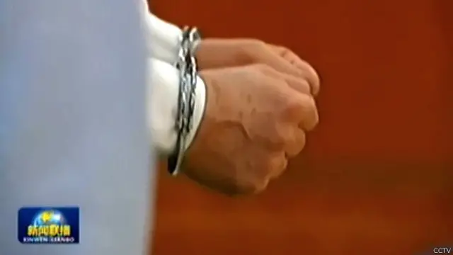 薄熙來被銬的手