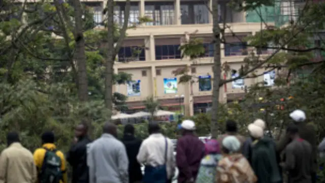 تجمع مردم بیرون مرکز خرید وستگیت پس از تیراندازی‌های سپیده‌دم امروز