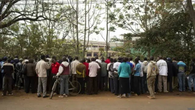 Warga menyaksikan dari jauh