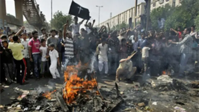 کراچی میں عیسائی برداری کے احتجاج کو ایک بار پھر شیلنگ اور فائرنگ کا سامنا کرنا پڑا