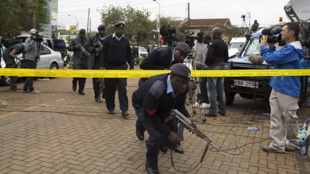 پیر کو سنٹر میں ایک دھماکے اور فائرنگ کی آوازیں سنائی دی ہیں اور سکیورٹی ذرائع نے فرانسیسی خبر رساں ادارے اے ایف پی کو بتایا ہے کہ فوج کی شدت پسندوں کے خلاف کارروائی جاری ہے