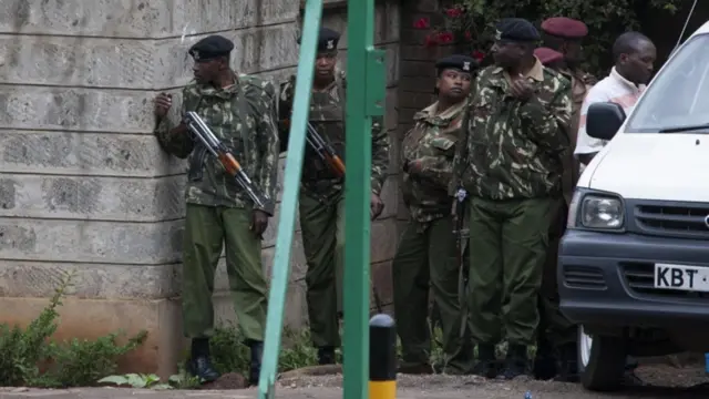 فوج کا کہنا ہے کہ عمارت میں موجود بیشتر افراد کو بچا لیا گیا ہے اور اب چند افراد ہی شدت پسندوں کے قبضے میں ہیں