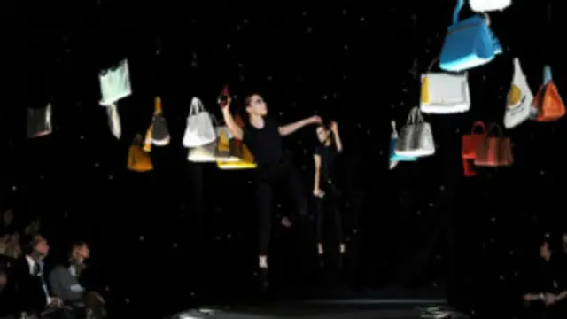 “飘”在T台上空的安雅•希德玛芝模特和包