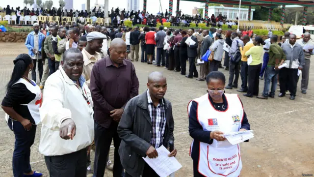 Orang antre untuk menyumbangkan darah