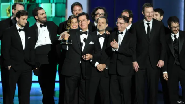 استیون کلبر، برنده جایزه بهترین نمایشنامه نویسی برای سریال "گزارش کلبر" به همراه بازیگران این سریال در مراسم شصت و پنجمین دوره جوایز امی در لس آنجلس