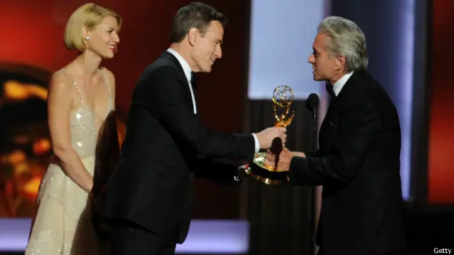 کلر دنز دریافت کننده جایزه بهترین بازیگر برای بازی در سریال"میهن" به همراه برایان کراستن در حال اهدا جایزه به مایکل داگلاس