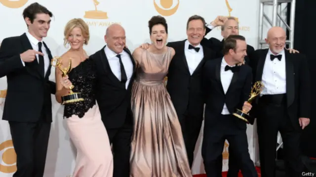 بازیگران سریال "شکست بد" پس از اینکه جایزه بهترین سریال درام را دریافت کردند