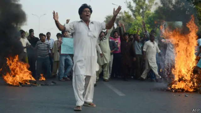 Cristianos protestan en Peshawar, donde ocurrió el ataque