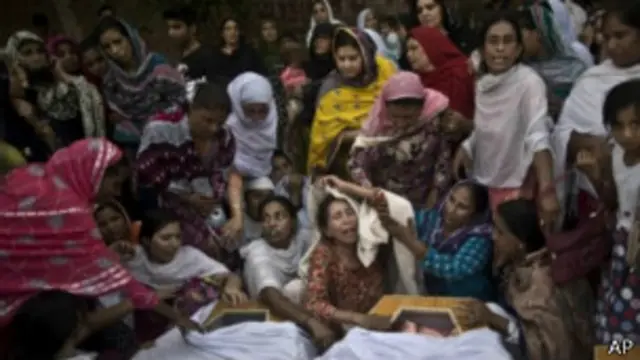 Cristianos entierran a sus muertos en Peshawar