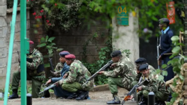 Agentes del ejército mantiene rodeado el edificio.