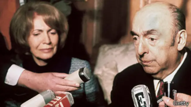 Pablo Neruda junto a su esposa