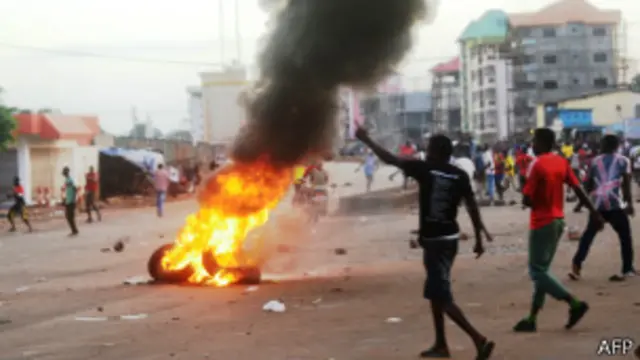 Des manifestants confrontent la police, le 22 septembre à Conakry. 