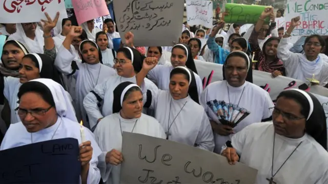 وفاق اور خیبر پختونخوا کی حکومت نے اس واقعے پر تین روزہ سوگ کا اعلان کیا ہے