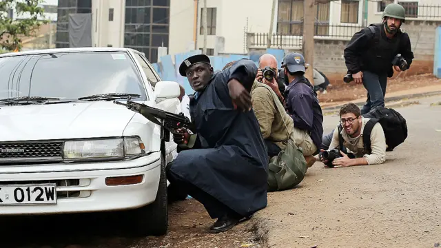 Un policía rodeado de fotógrafos