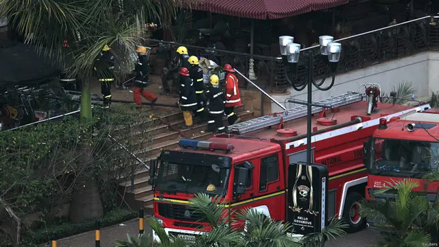 En la tarde del lunes todavía era incierto el número de militantes y rehenes atrapados dentro de Westgate. Los bomberos atendieron las múltiples explosiones dentro del centro comercial. 