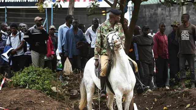 El centro comercial Westgate, en Nairobi, Kenia, ha estado rodeado de fuerzas de seguridad desde el sábado cuando el grupo islamista somalí al Shabab se tomó el lugar a la fuerza.