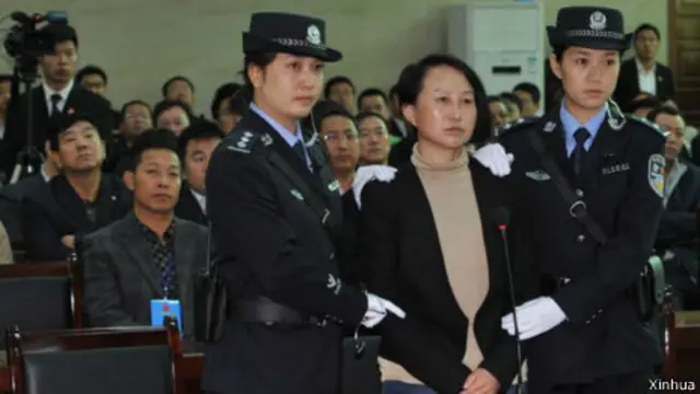 龚爱爱在靖边县法院庭审现场（24/09/2013）