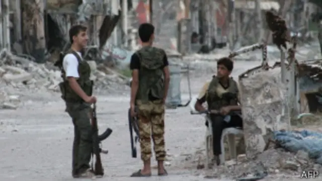 Rebeldes sírios na cidade de Deir Ezzor