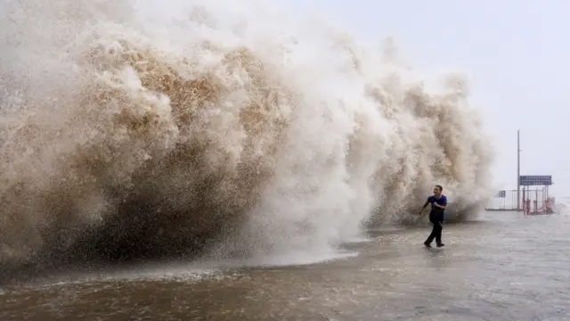 حکام کے مطابق کئی علاقوں میں 180 کلومیٹر فی گھنٹہ کی رفتار سے ہوائیں چلیں جس کی وجہ سے درخت گرے اور گاڑیاں سڑکوں سے اتر گئیں۔ 