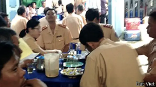 Đồng sự đến dự đám tang Thiếu tá Trần Ngọc Sơn