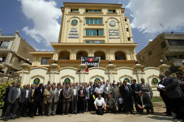 الحكومة المصرية وضعت يدها على أصول وممتلكات جماعة الإخوان ثم صنفت الجماعة تنظيما إرهابيا.