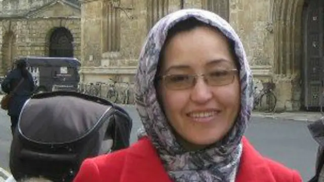 او در کودکی از مهرههای شیشهای برای ساخت گردنبدهای ارزان قیمت، استفاده میکرد که این موضوع به او ایده داده تا بتواند از آنها وسیله ارزان قیمت و بهتری را به منظور پرتو درمانی استفاده کند.