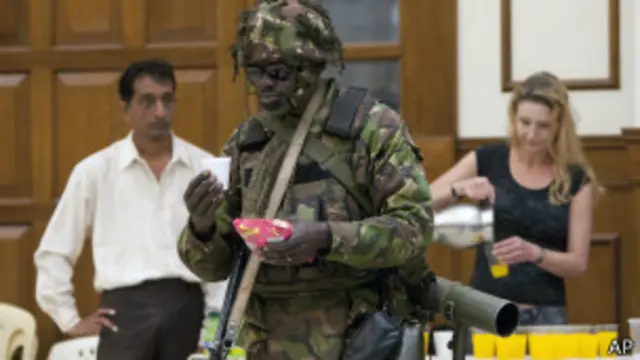 Кенийский военный во время перерыва