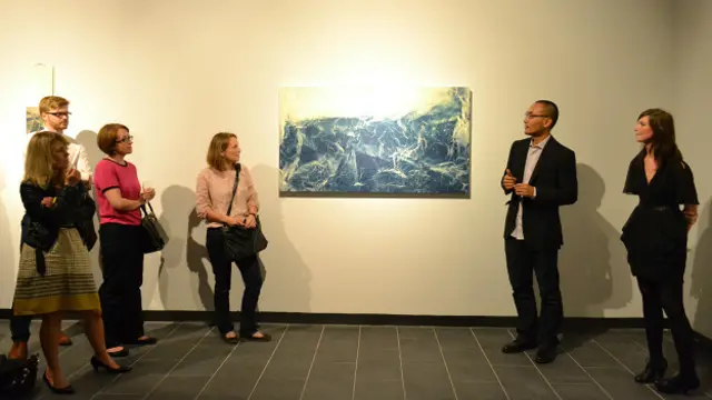 吳季璁（右二）在展覽上