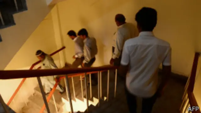 Evacuación del edificio en Karachi por el terremoto