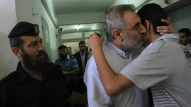 القاتل قتل قريبه بعد خلاف مالي بينهما.