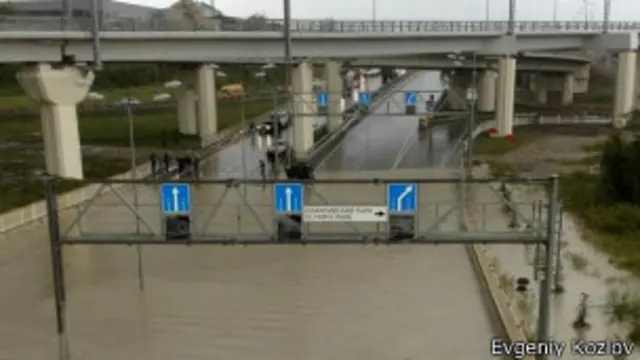 "Дорога на Олимпийский парк в Сочи в данный момент выглядит так", - пишет Евгений Козлов в Twitter.