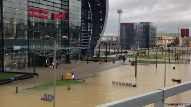 Вода вокруг здания железнодорожного вокзала Адлера