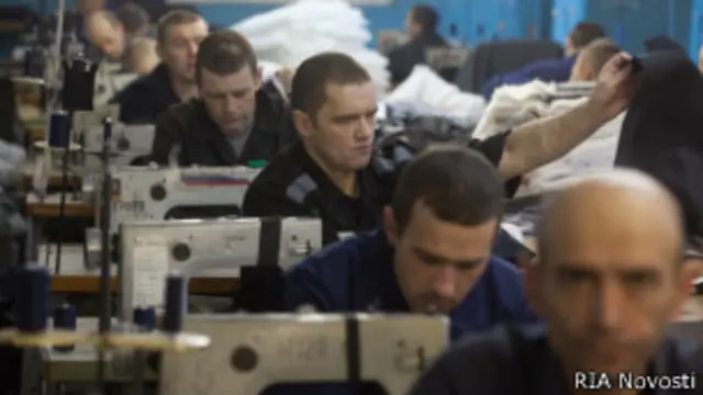 Средняя зарплата заключенного, по данным ФСИН, - 140 руб. в день. Но на деле гораздо меньше, говорят правозащитники