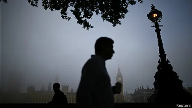 Un hombre camina cerca del Big Ben en Londres