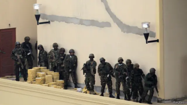 Mlitantes no shopping | Reuters