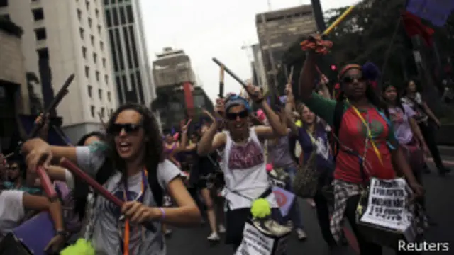 Ativistas pedem fim da violência contra a mulher (foto: Reuters)