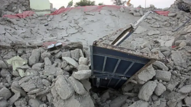 حطام منزل انهار نتيجة الزلزال