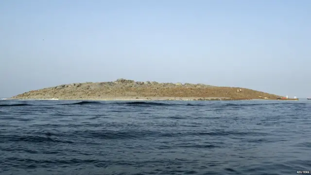 جزيرة برزت من تحت المياه بعد الزلزال