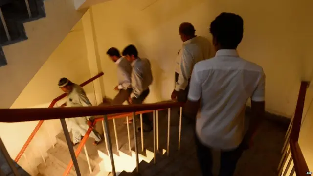 موظفون في باكستان يغادرون أحد المباني خوفا من الزلزال