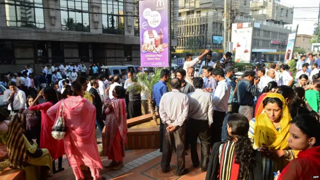 موظفون يغادرون مقار عملهم