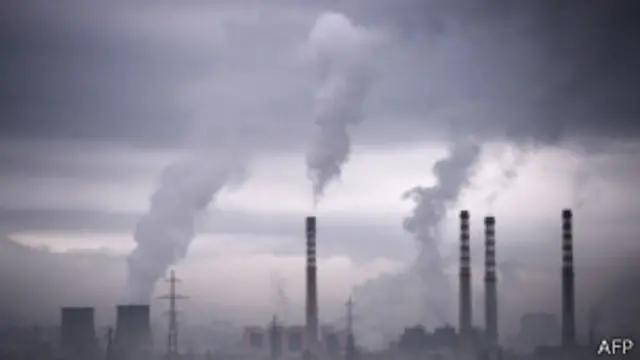 Chaminés de estação termoelétrica na Bulgária