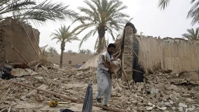 متاثرہ علاقوں میں ابتدائی طور پر مقامی آبادی نے اپنی مدد آپ کے تحت اپنے بچے کھچے مال و اسباب کو منہدم عمارتوں سے نکالا