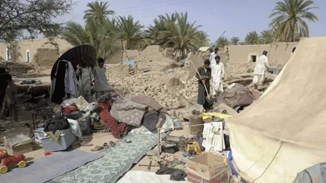 ہزاروں افراد نے زلزلے کے بعد پہلی رات کھلے آسمان تلے گزاری اور اب وہ امداد کے منتظر ہیں