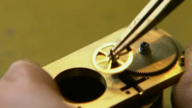 घड़ी निर्माण की प्रक्रिया में